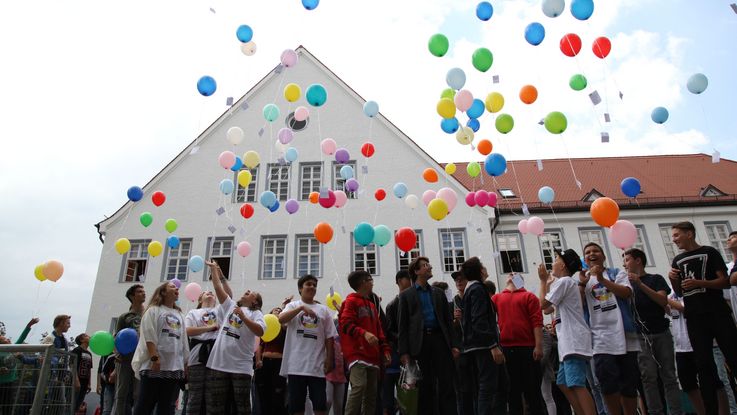 steigende Luftballons vor der Ludwig-Thoma-Schule Dachau